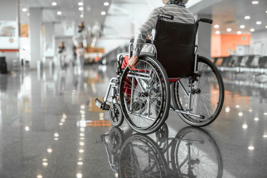  osoba-niepelnosprawna-na-lotnisku