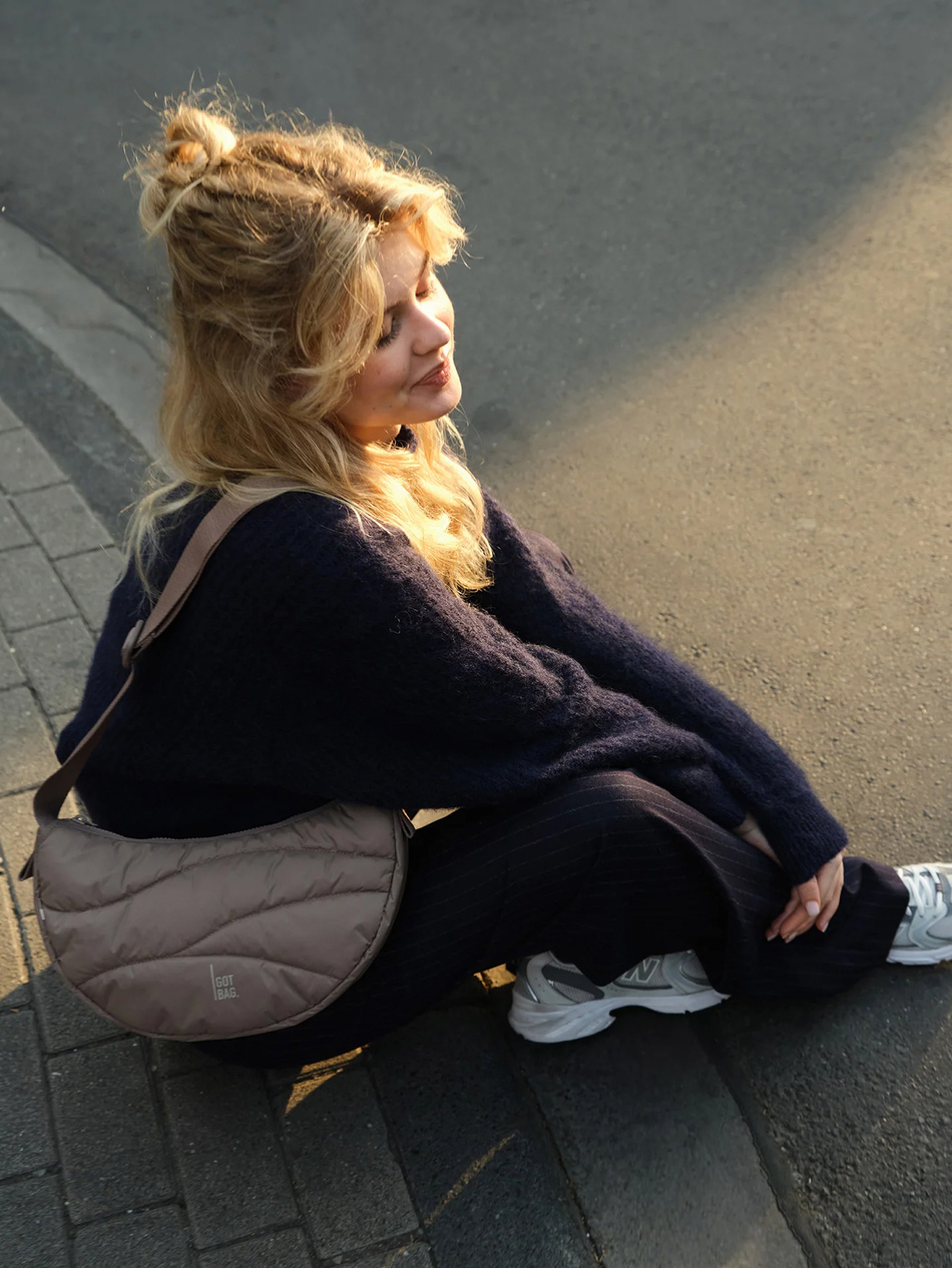 Torba GOT BAG Wavy Poofer Moon Bag Small Oyster Monochrom